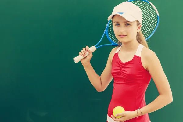 Tennis - belle jeune fille joueuse de tennis — Photo