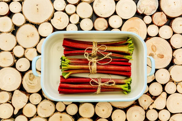 Rabarber - verse rabarber op een houten achtergrond — Stockfoto