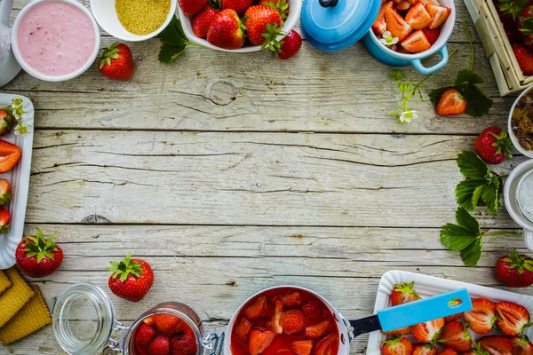 Fragole - delizia di fragole su sfondo di legno, struttura — Foto Stock