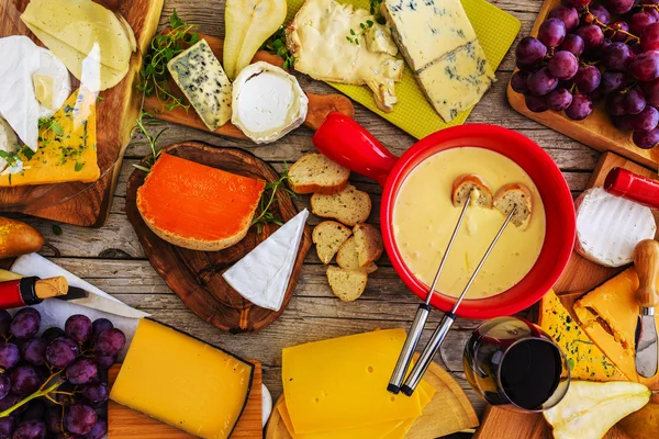 El queso - funden sobre la mesa de madera, los tipos diferentes del queso —  Fotos de Stock