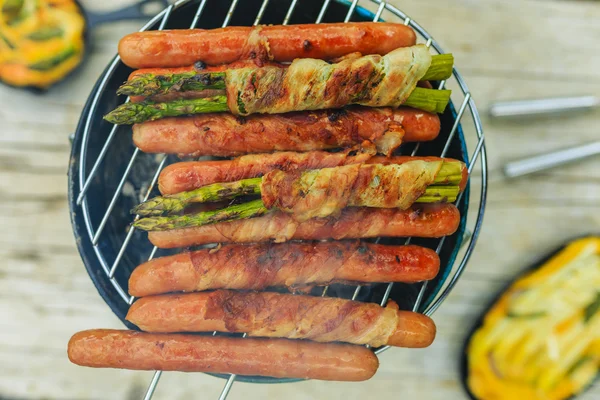 Saucisses grillées et asperges au bacon — Photo
