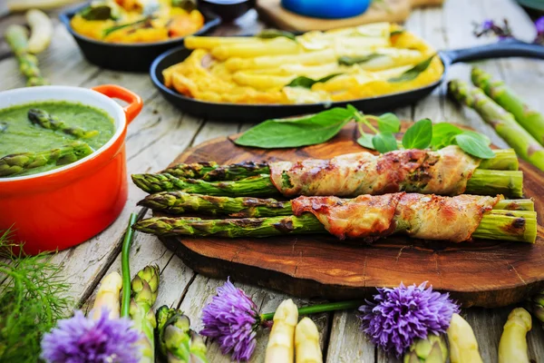 Sparanghelul - deliciile sparanghelului alb și verde, o varietate — Fotografie, imagine de stoc