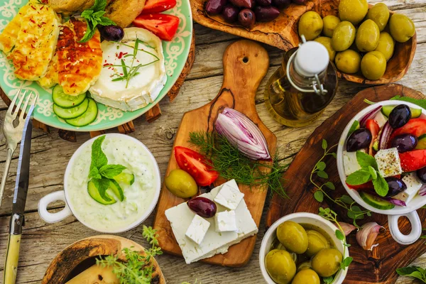 Platos de cocina griega - Ensalada griega, choriatiki, halloumi, tzatzi — Foto de Stock