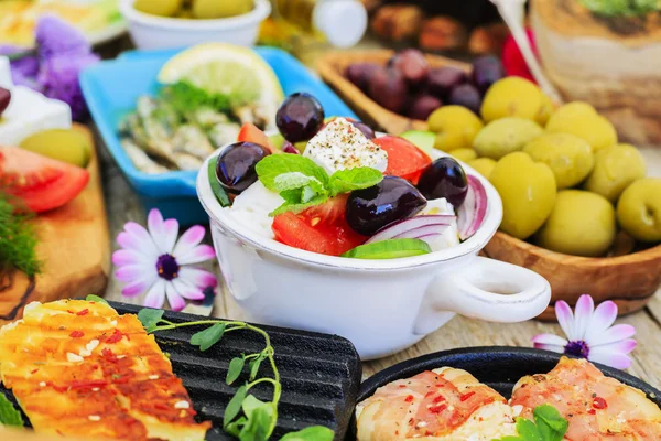 Řecká kuchyně - choriatiki, halloumi, sýr feta, sar tzatziki — Stock fotografie