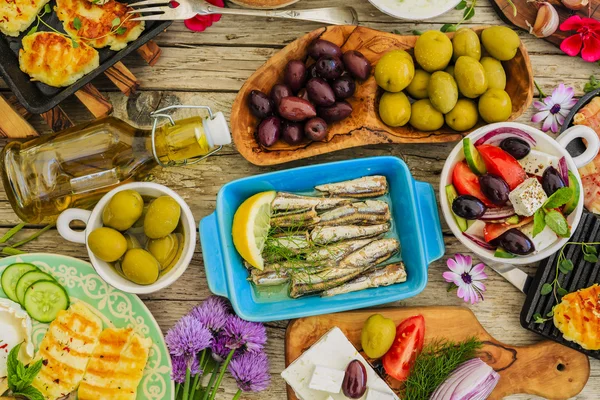 Platos de cocina griega - feta, choriatiki, halloumi, tzatziki, sar — Foto de Stock