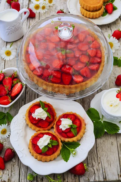 딸기-딸기, 타르트, 케이크의 즐거움 — 스톡 사진
