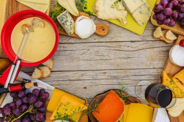 peynir - peynir ahşap arka plan üzerinde farklı türleri