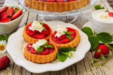 çilek - Çilek, tart ve pasta sevindirdi