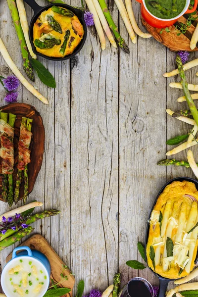 Sparris - läckerheter av vit och grön sparris, ram — Stockfoto