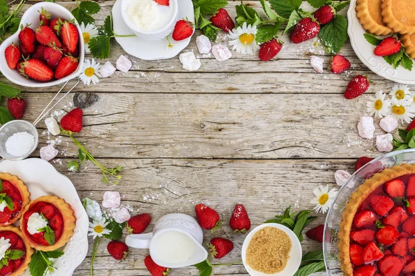 딸기-딸기, 타트 그리고 케이크, 프레임의 즐거움 — 스톡 사진