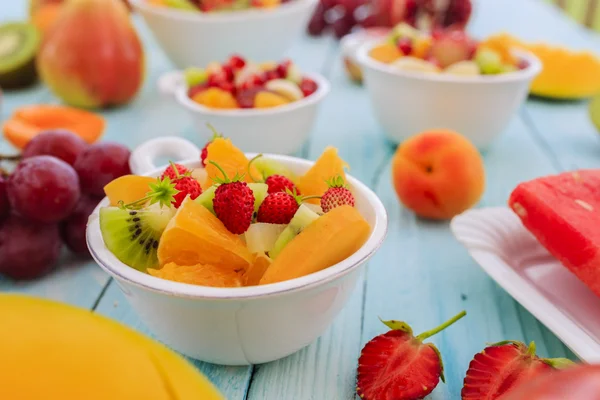 Fruitsalade - dieet, gezond ontbijt, gewicht verlies concept — Stockfoto