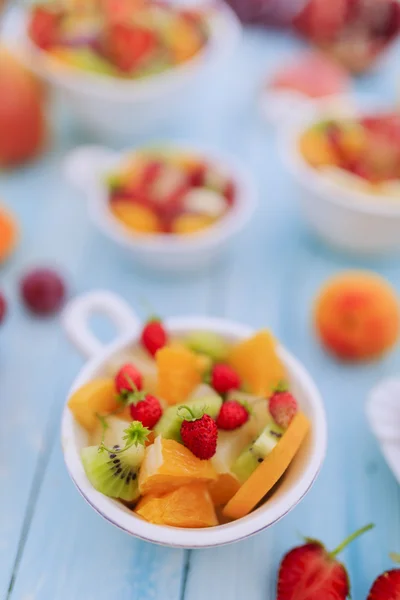 Salada de frutas - dieta, café da manhã saudável, conceito de perda de peso — Fotografia de Stock