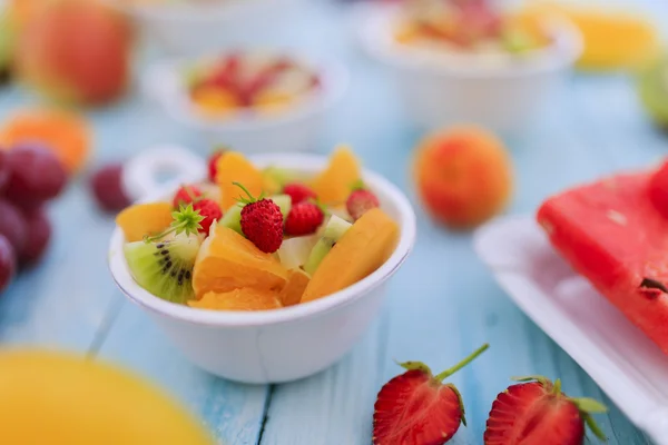 Salada de frutas - dieta, café da manhã saudável, conceito de perda de peso — Fotografia de Stock