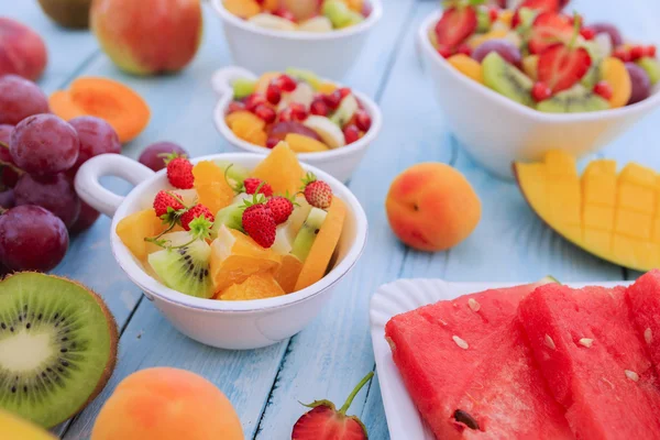 フルーツ サラダ - ダイエット、健康的な朝食、重量損失の概念 — ストック写真