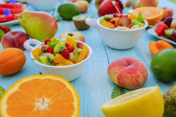 Ensalada de frutas - dieta, desayuno saludable, concepto de pérdida de peso — Foto de Stock