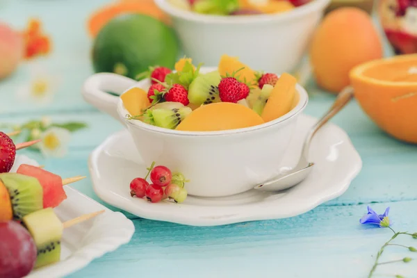フルーツ サラダ - ダイエット、健康的な朝食、重量損失の概念 — ストック写真