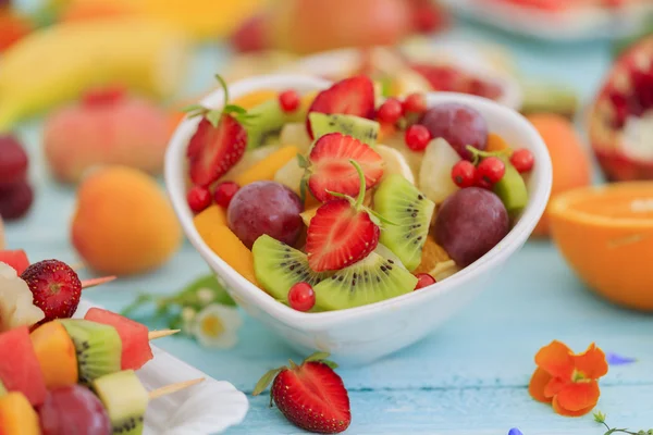 Salada de frutas - dieta, café da manhã saudável, conceito de perda de peso — Fotografia de Stock