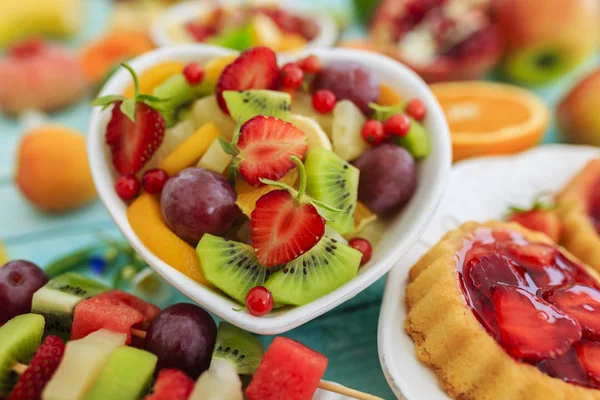 Fruit salad, fruit skewer, strawberry tart - summer party — Stock Photo, Image
