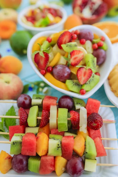 Owoce, sałatka owocowa - dieta, zdrowe śniadanie, lato party — Zdjęcie stockowe