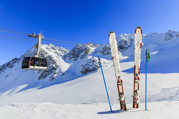 Teleférico y equipos de esquí en pista de esquí —  Fotos de Stock