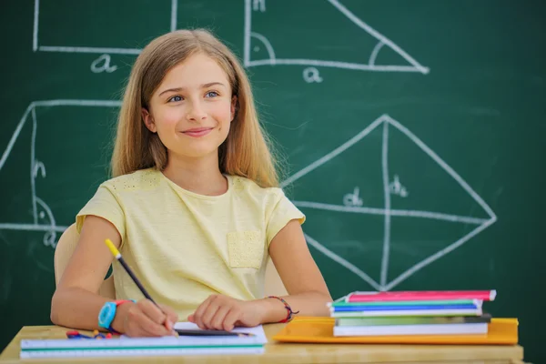 Krásná dívka na lekce matematiky — Stock fotografie