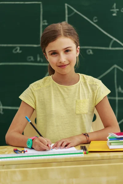 Hermosa chica en la lección de matemáticas — Foto de Stock