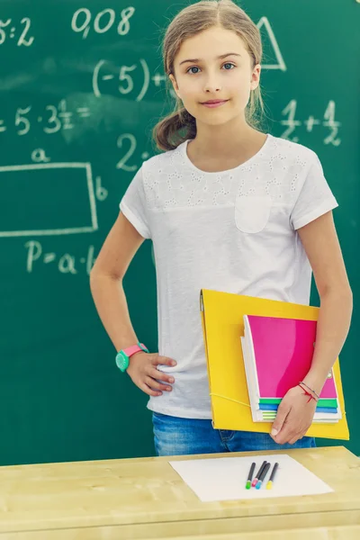 sınıfta güzel kız öğrenci