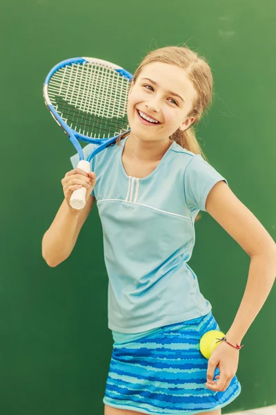 Junge Tennisspielerin — Stockfoto