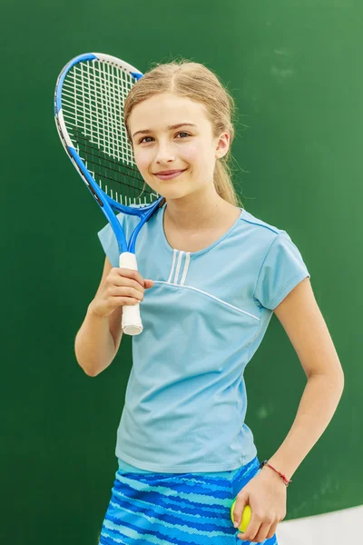 Genç kız tenis oyuncusu — Stok fotoğraf