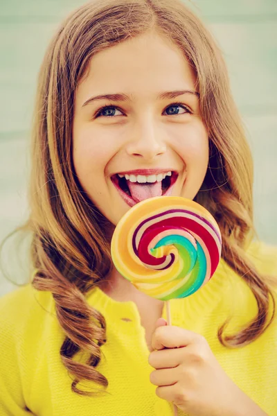 Chica con piruleta de colores — Foto de Stock