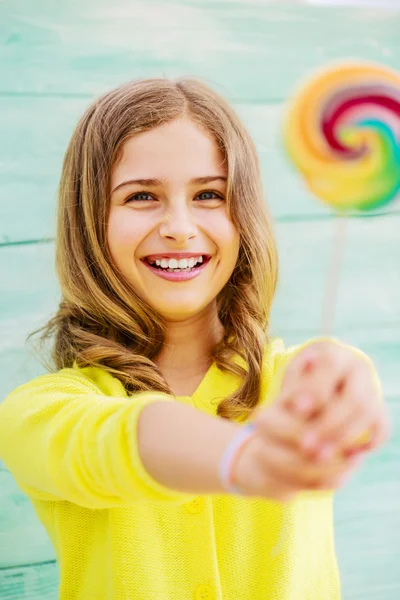 Chica con piruleta de colores — Foto de Stock