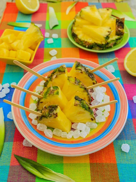 Lekkernijen met ananas op tafel — Stockfoto