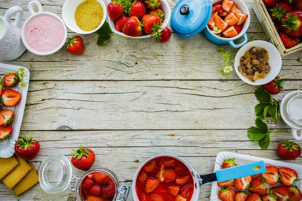 Fresas deleite sobre fondo de madera —  Fotos de Stock