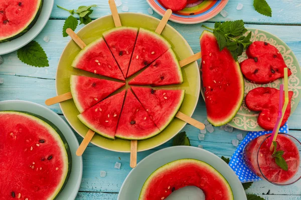 Geneugten van watermeloen op tafel — Stockfoto