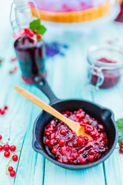 Kırmızı kuş üzümü ile ev yemekleri