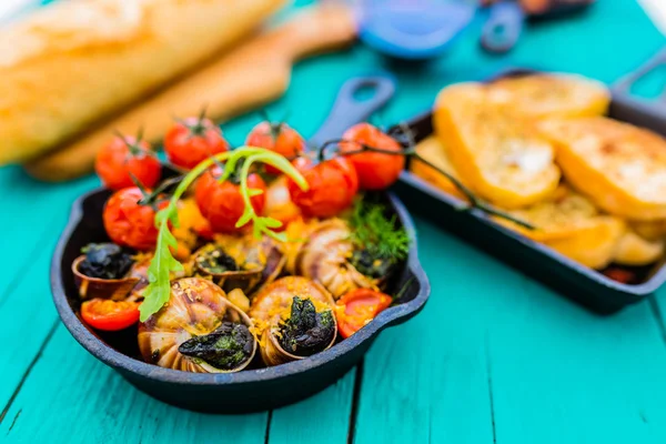 Escargot cuit au four au beurre avec des herbes — Photo