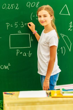 sınıfta genç kız öğrenci