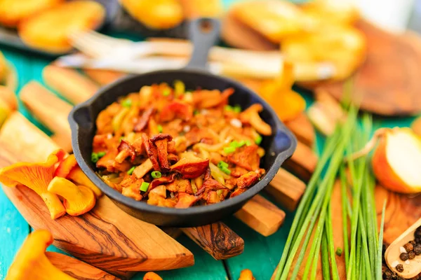 Fried chanterelles in kitchen — Stock Photo, Image
