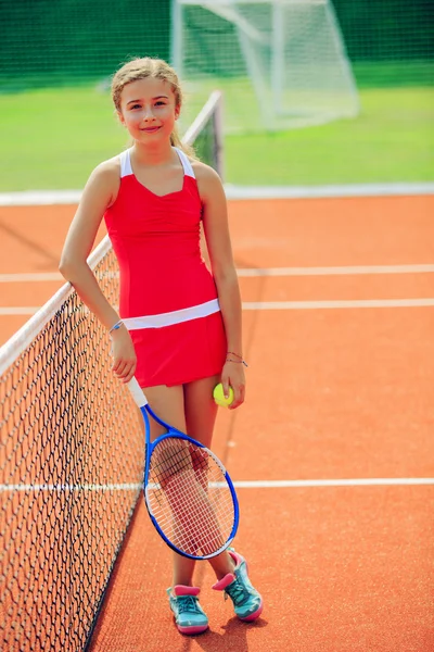 Tennis - belle jeune fille joueuse de tennis sur le court de tennis — Photo