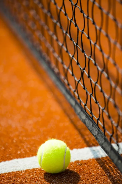 Tênis - bola de tênis em um campo de tênis — Fotografia de Stock