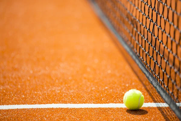 Tenis - tenisový míček na tenisový kurt — Stock fotografie