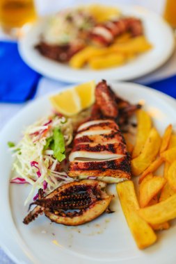 patates ile ızgara kalamar