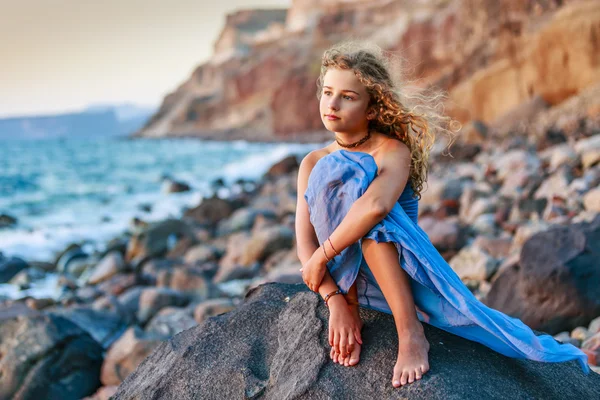 Menina jovem e bonita na praia - Santorini, Grécia — Fotografia de Stock