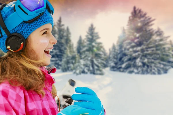 Dziewczyna cieszyć się zimą — Zdjęcie stockowe