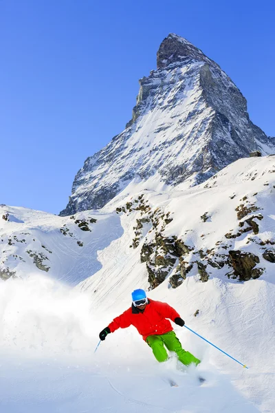 Homem esquiando nas montanhas — Fotografia de Stock