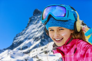 kız kış keyfini çıkarın