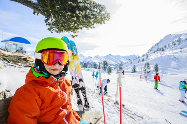 Menina desfrutando inverno — Fotografia de Stock