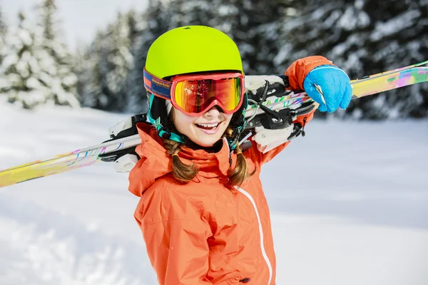 Meisje genieten van winter — Stockfoto