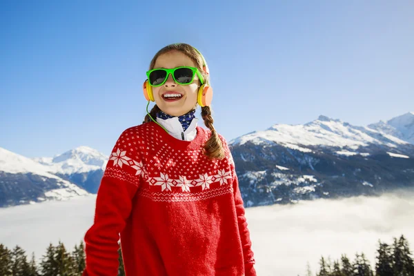 Ragazza godendo di vacanza sugli sci — Foto Stock