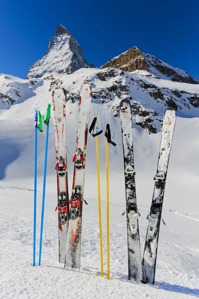 Equipamento de esqui em pista de esqui — Fotografia de Stock